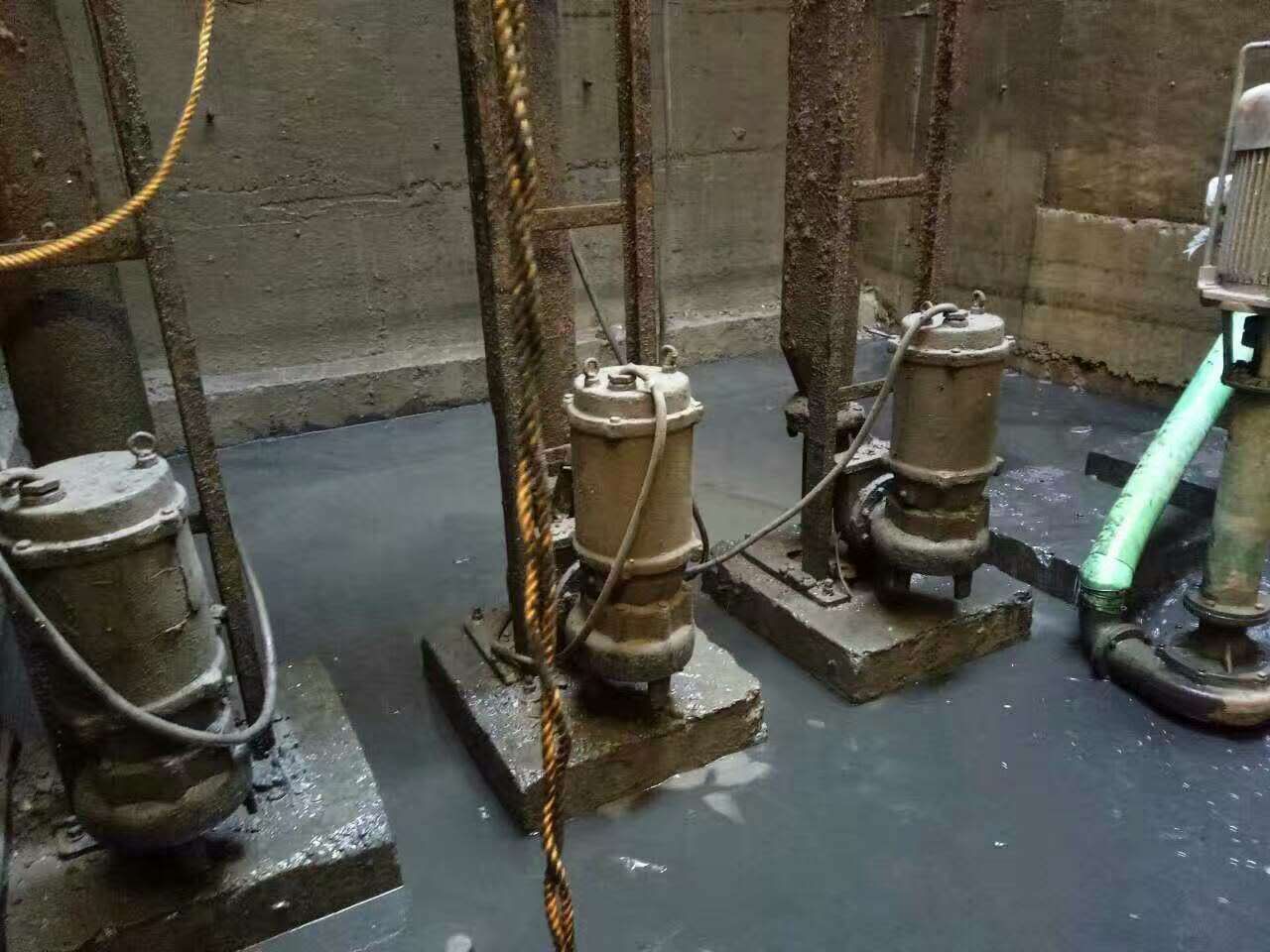 南圣镇污水池清理