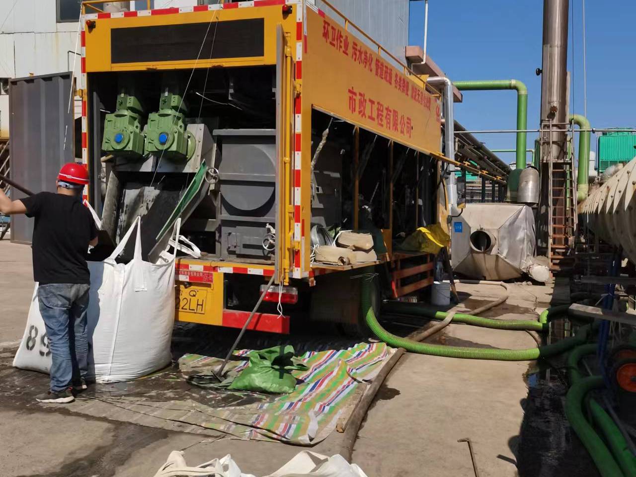 南圣镇淤泥压干处理